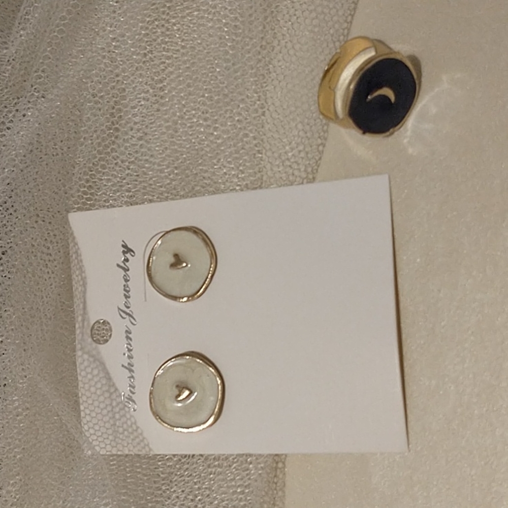Pretty Enamel Earring Set with a bonus Ring! - Picture 10 of 10